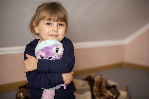 Bambina Con Giocattolo Mano — Foto Stock