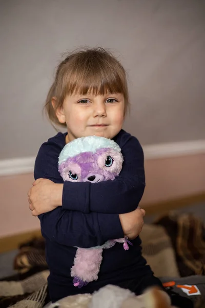 Bambina Con Giocattolo Mano — Foto Stock