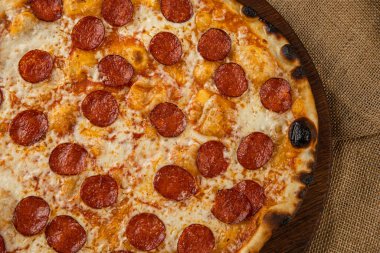 Taze İtalyan Pizzalı Margherita mozzarella ve fesleğenli