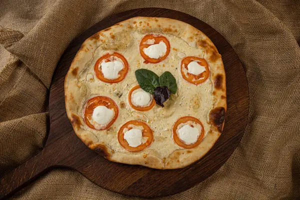 Verse Zelfgemaakte Italiaanse Pizza Margherita Met Buffelmozzarella Basilicum — Stockfoto