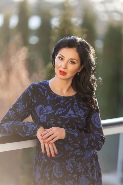 Retrato Una Hermosa Mujer Joven Con Maquillaje Azul Brillante Hermosa — Foto de Stock