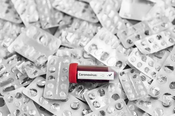 Etiketli Şeffaf Cam Şişeler Test Covid Aşısı Masanın Üzerinde Şırınga — Stok fotoğraf