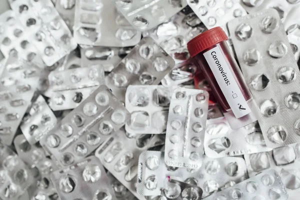 Viales Vidrio Transparente Con Etiquetas Con Una Prueba Vacuna Covid — Foto de Stock
