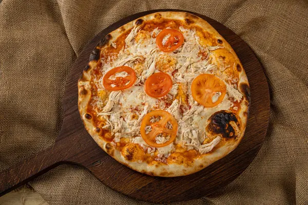 Verse Zelfgemaakte Italiaanse Pizza Margherita Met Buffelmozzarella Basilicum — Stockfoto