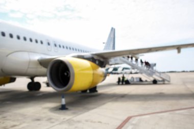 Görüntü arkaplan özeti için bulanıklaştırılmış ve uluslararası havaalanındaki insanların yazıları için resimleme yapılabilir