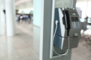 Görüntü arkaplan özeti için bulanıklaştırılmış ve uluslararası havaalanındaki insanların yazıları için resimleme yapılabilir