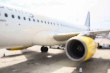 Görüntü arkaplan özeti için bulanıklaştırılmış ve uluslararası havaalanındaki insanların yazıları için resimleme yapılabilir