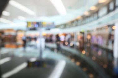 Görüntü arkaplan özeti için bulanıklaştırılmış ve uluslararası havaalanındaki insanların yazıları için resimleme yapılabilir