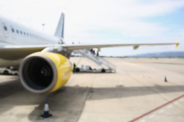 Görüntü arkaplan özeti için bulanıklaştırılmış ve uluslararası havaalanındaki insanların yazıları için resimleme yapılabilir