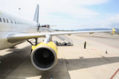 Görüntü arkaplan özeti için bulanıklaştırılmış ve uluslararası havaalanındaki insanların yazıları için resimleme yapılabilir