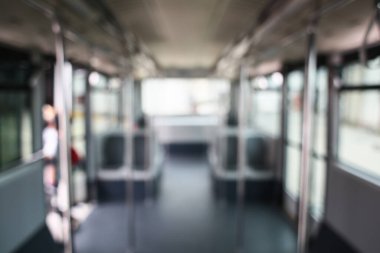Görüntü arkaplan özeti için bulanıklaştırılmış ve uluslararası havaalanındaki insanların yazıları için resimleme yapılabilir