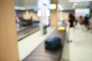 Görüntü arkaplan özeti için bulanıklaştırılmış ve uluslararası havaalanındaki insanların yazıları için resimleme yapılabilir