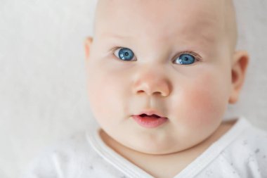 Yeni doğmuş bebek esniyor, iki haftalık.