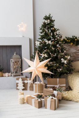 Yılbaşı ağacı ve çelenklerle dolu yeni yıl evi.