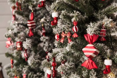 Yılbaşı ağacı ve çelenklerle dolu yeni yıl evi.