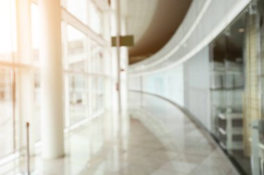 Görüntü arkaplan özeti için bulanıklaştırılmış ve uluslararası havaalanındaki insanların yazıları için resimleme yapılabilir