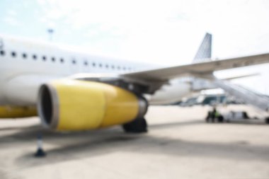 Görüntü arkaplan özeti için bulanıklaştırılmış ve uluslararası havaalanındaki insanların yazıları için resimleme yapılabilir