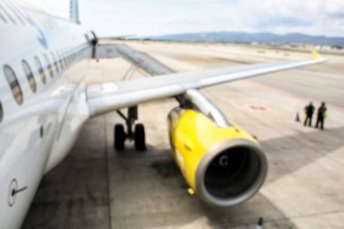 Görüntü arkaplan özeti için bulanıklaştırılmış ve uluslararası havaalanındaki insanların yazıları için resimleme yapılabilir