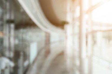 Görüntü arkaplan özeti için bulanıklaştırılmış ve uluslararası havaalanındaki insanların yazıları için resimleme yapılabilir