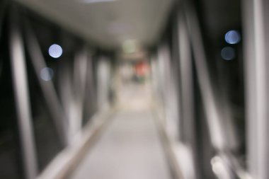 Görüntü arkaplan özeti için bulanıklaştırılmış ve uluslararası havaalanındaki insanların yazıları için resimleme yapılabilir