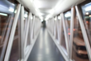 Görüntü arkaplan özeti için bulanıklaştırılmış ve uluslararası havaalanındaki insanların yazıları için resimleme yapılabilir