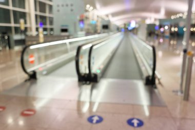 Görüntü arkaplan özeti için bulanıklaştırılmış ve uluslararası havaalanındaki insanların yazıları için resimleme yapılabilir