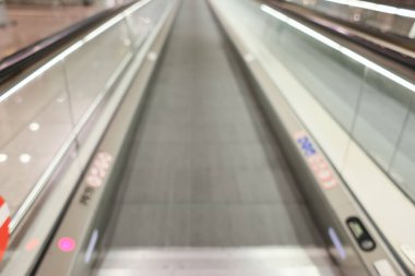 Görüntü arkaplan özeti için bulanıklaştırılmış ve uluslararası havaalanındaki insanların yazıları için resimleme yapılabilir