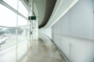 Görüntü arkaplan özeti için bulanıklaştırılmış ve uluslararası havaalanındaki insanların yazıları için resimleme yapılabilir