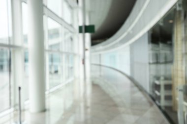 Görüntü arkaplan özeti için bulanıklaştırılmış ve uluslararası havaalanındaki insanların yazıları için resimleme yapılabilir