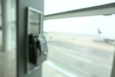 Görüntü arkaplan özeti için bulanıklaştırılmış ve uluslararası havaalanındaki insanların yazıları için resimleme yapılabilir