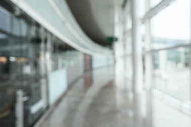 Görüntü arkaplan özeti için bulanıklaştırılmış ve uluslararası havaalanındaki insanların yazıları için resimleme yapılabilir