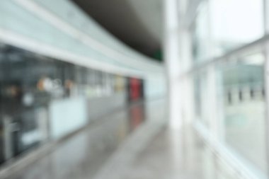 Görüntü arkaplan özeti için bulanıklaştırılmış ve uluslararası havaalanındaki insanların yazıları için resimleme yapılabilir