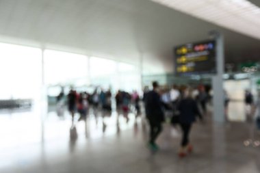 Görüntü arkaplan özeti için bulanıklaştırılmış ve uluslararası havaalanındaki insanların yazıları için resimleme yapılabilir