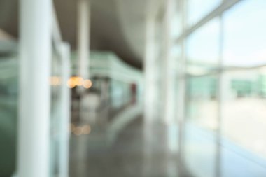 Görüntü arkaplan özeti için bulanıklaştırılmış ve uluslararası havaalanındaki insanların yazıları için resimleme yapılabilir