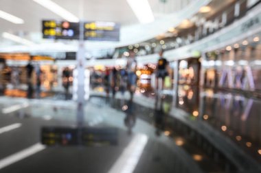Görüntü arkaplan özeti için bulanıklaştırılmış ve uluslararası havaalanındaki insanların yazıları için resimleme yapılabilir