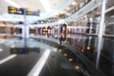 Görüntü arkaplan özeti için bulanıklaştırılmış ve uluslararası havaalanındaki insanların yazıları için resimleme yapılabilir