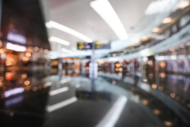 Görüntü arkaplan özeti için bulanıklaştırılmış ve uluslararası havaalanındaki insanların yazıları için resimleme yapılabilir