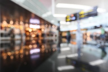 Görüntü arkaplan özeti için bulanıklaştırılmış ve uluslararası havaalanındaki insanların yazıları için resimleme yapılabilir