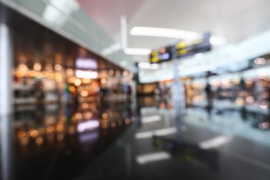 Görüntü arkaplan özeti için bulanıklaştırılmış ve uluslararası havaalanındaki insanların yazıları için resimleme yapılabilir