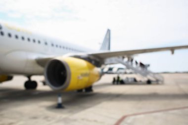 Görüntü arkaplan özeti için bulanıklaştırılmış ve uluslararası havaalanındaki insanların yazıları için resimleme yapılabilir