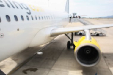 Görüntü arkaplan özeti için bulanıklaştırılmış ve uluslararası havaalanındaki insanların yazıları için resimleme yapılabilir