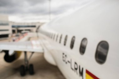 Görüntü arkaplan özeti için bulanıklaştırılmış ve uluslararası havaalanındaki insanların yazıları için resimleme yapılabilir