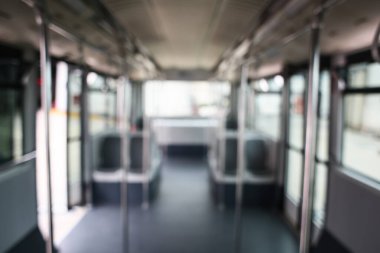 Görüntü arkaplan özeti için bulanıklaştırılmış ve uluslararası havaalanındaki insanların yazıları için resimleme yapılabilir