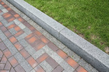 Çimen desenli taş kaldırım. Çamurlu kaldırım arka planının en üst görüntüsü. Eski kaldırım taşları sokağının soyut arkaplanı