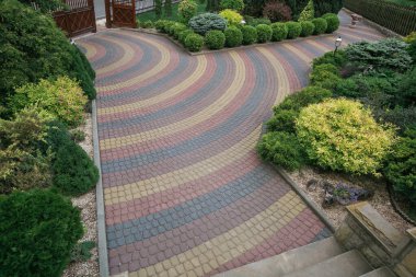 Çimen desenli taş kaldırım. Çamurlu kaldırım arka planının en üst görüntüsü. Eski kaldırım taşları sokağının soyut arkaplanı