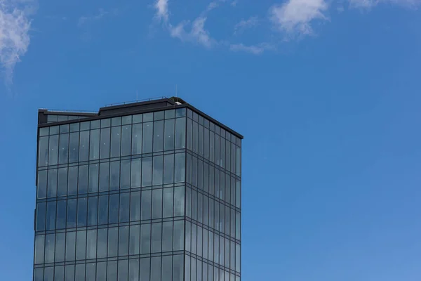 Moderno Edificio Uffici Con Facciata Vetro Sfondo Cielo Limpido Parete — Foto Stock