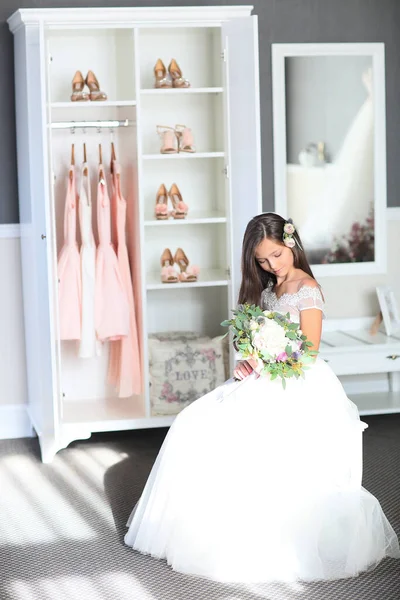 Sorrindo Menina Alegre Lindo Vestido Baile Branco Tênis Sentado Nas — Fotografia de Stock