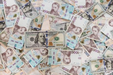 Ukrayna 'nın parası. Elinde bir yığın Ukrayna Hryvnia banknotları var. Hryvnia 500