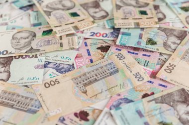 Ukrayna 'nın parası. Elinde bir yığın Ukrayna Hryvnia banknotları var. Hryvnia 500