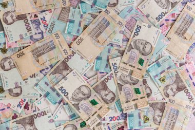 Ukrayna 'nın parası. Elinde bir yığın Ukrayna Hryvnia banknotları var. Hryvnia 500